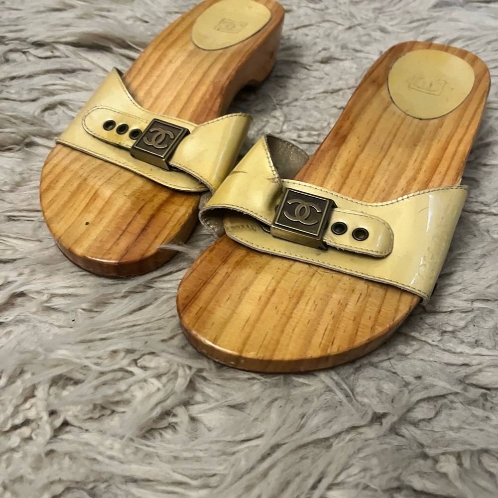 CHANEL Vintage Cream Mules with Wooden Sole and Ergonomic Design